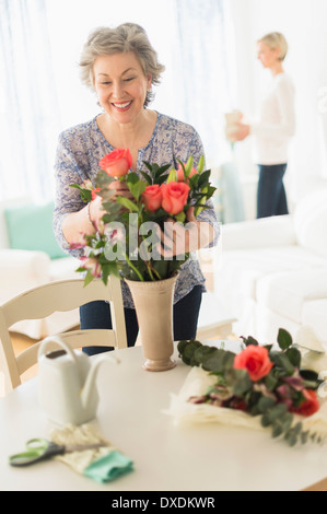 Frau, die Vermittlung von Strauß Stockfoto