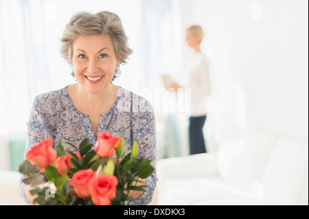 Frau, die Vermittlung von Strauß Stockfoto
