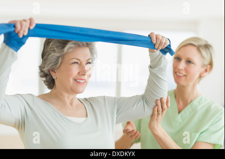 Reife Frau, die das Training mit Personaltrainer Stockfoto