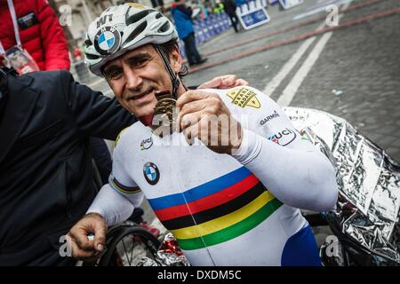 Rom, Italien. 23. März 2014. Italienischer Leichtathlet Alex Zanardi feiert auf der Ziellinie nach dem Gewinn der 20. Ausgabe der Rom-Marathon (Handbike-Rennen). Der Rom-Marathon (42,195 km), ein Ereignis IAAF Gold Label Road Race ist eine jährliche Marathon, die durch die schönsten Straßen und der bedeutendsten Sehenswürdigkeiten der ewigen Stadt-Kurse. 19,061 Athleten aus 122 Ländern nahmen an der 20. Auflage © Giuseppe Ciccia/NurPhoto/ZUMAPRESS.com/Alamy Live News Stockfoto