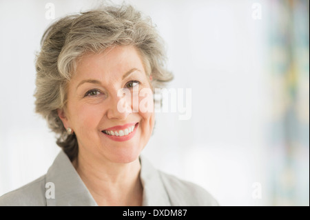 Porträt der lächelnde Frau Stockfoto