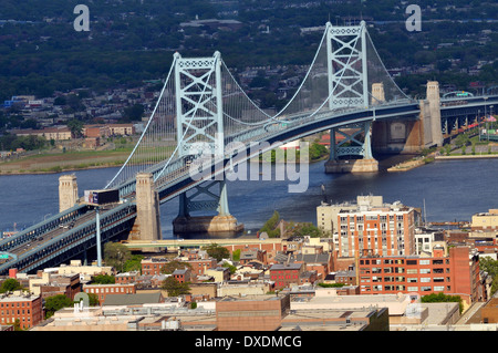 Benjamin Franklin Brücke über den Delaware River zwischen Philadelphia, Pennsylvania und Camden, New Jersey. Stockfoto