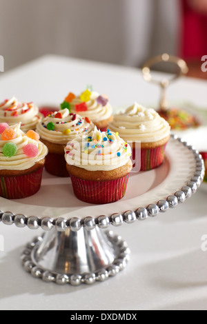 Muffins auf Kuchen stehen für Party, Studioaufnahme Stockfoto