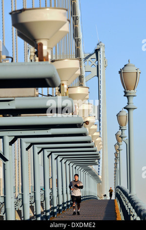 Benjamin Franklin Brücke über den Delaware River zwischen Philadelphia, Pennsylvania und Camden, New Jersey. Stockfoto
