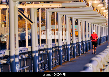 Benjamin Franklin Brücke über den Delaware River zwischen Philadelphia, Pennsylvania und Camden, New Jersey. Stockfoto