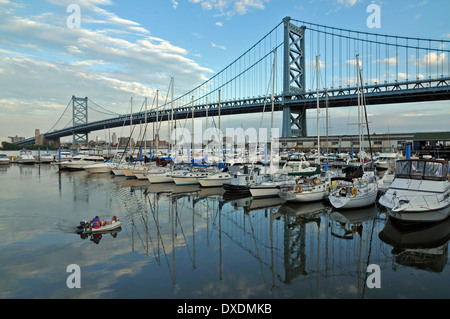 Benjamin Franklin Brücke über den Delaware River zwischen Philadelphia, Pennsylvania und Camden, New Jersey. Stockfoto