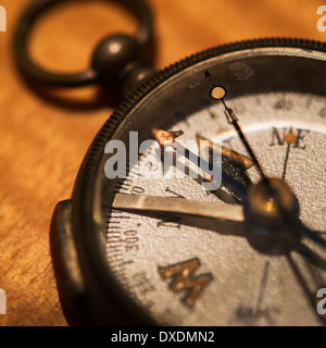Studioaufnahme des alten altmodischen Kompass Stockfoto