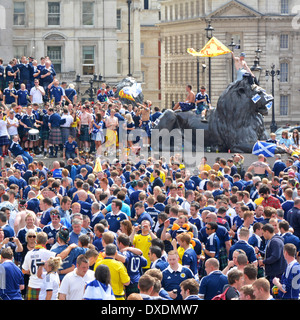 Menschenmenge hauptsächlich Schottland Fußballfans einige winkende Fahnen Versammelt auf Trafalgar Square vor dem internationalen Spiel in Wembley London, England, Großbritannien Stockfoto