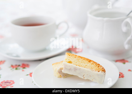 Zitrone-Biscotti mit Tasse Tee und Zuckerdose, Studioaufnahme Stockfoto