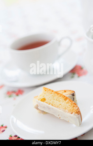 Zitrone-Biscotti mit Tasse Tee, Studioaufnahme Stockfoto