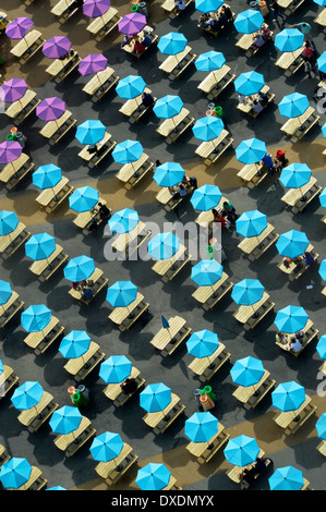 Luftaufnahme Blick auf bunte Sonnenschirme Schatten für Menschen an Picknicktischen London 2012 Olympic Park Stratford Newham East London England Großbritannien Stockfoto
