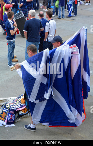 Schottland Fahnen zum Verkauf der schottischen Fußball-Fans sammeln in Trafalgar Square vor einem Länderspiel in Wembley London England Großbritannien Stockfoto