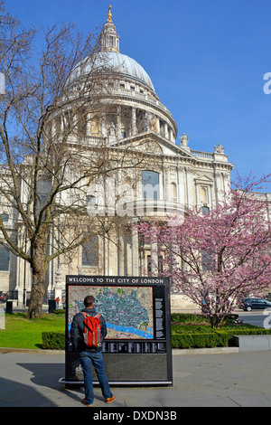 Herzlich Willkommen in der City of London Zeichen und außen St Pauls Cathedral mit Frühling Blüte über Karte Stockfoto