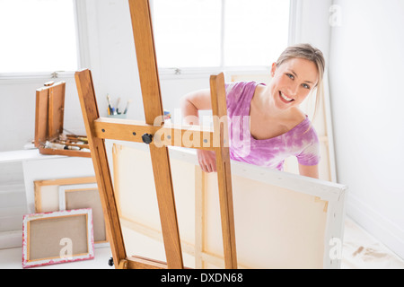 Malerin im studio Stockfoto