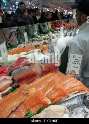 Kanadischen atlantischen Lachs Filetieren Display, frischen Fisch und Meeresfrüchte Abschnitt Food Markt, Grand Central Terminal, NYC, USA Stockfoto