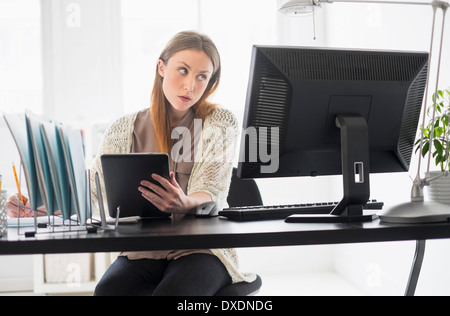 Porträt der jungen Frau, die arbeitet digital-Tablette im Büro Stockfoto