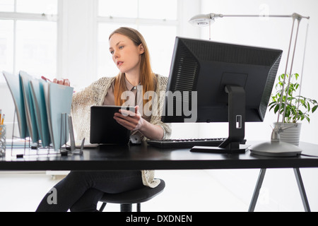 Porträt der jungen Frau, die im Büro arbeiten Stockfoto