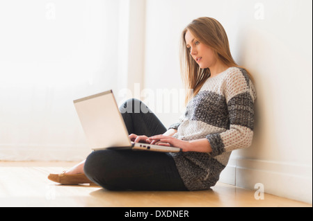 Porträt der jungen Frau mit laptop Stockfoto