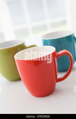 Bunte Tassen, Studioaufnahme Stockfoto