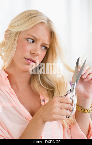 Porträt der jungen Frau Haare schneiden Stockfoto