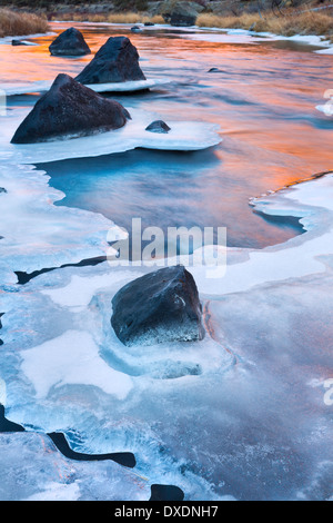 Smith Felsen reflektieren Gold auf dem Eis am Crooked River im Winter. Oregon. USA Stockfoto