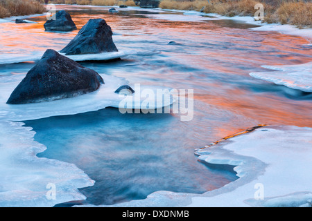 Smith Felsen reflektieren Gold auf dem Eis am Crooked River im Winter. Oregon. USA Stockfoto