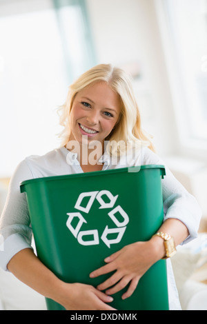 Porträt der jungen Frau mit Papierkorb Stockfoto