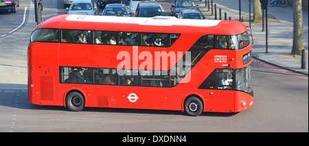 Neuer Bus für Londoner verschiedentlich als eine neue Routemaster oder Boris Bus ohne Werbung betrieben von London Vereinigtes bezeichnet Stockfoto