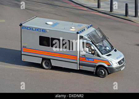 Luftaufnahme der Metropolitan Police van & Treiber angezeigt Dach Markierungen und Zeichen für die Automatische Kennzeichenerkennung (ANPR) ausgestattet Stockfoto