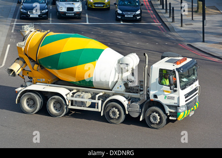 Nahaufnahme von Lefarge Asphalt Gruppe Betonmischer LKW Stockfoto