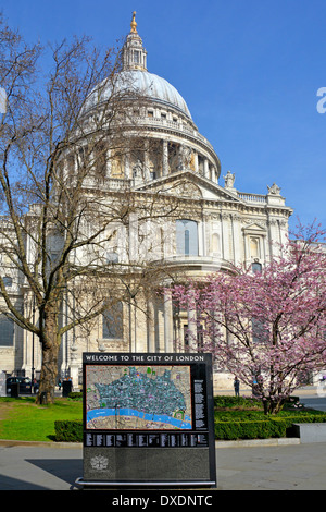 Herzlich Willkommen in der City of London Zeichen und außen St Pauls Cathedral mit Frühling Blüte über Karte Stockfoto