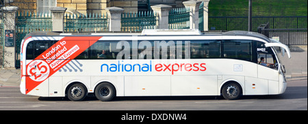 Nahaufnahme von National Express Coach auf der Strecke zwischen Victoria London und zum Flughafen Stansted Stockfoto