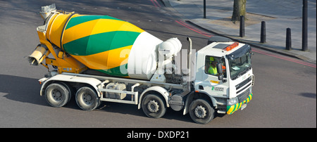 Nahaufnahme von Lefarge Asphalt Gruppe Betonmischer LKW Stockfoto