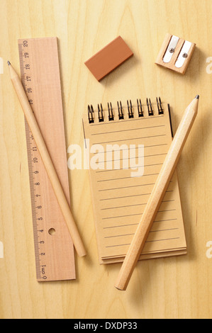 Notebook, Lineal und Bleistifte auf hölzernen Hintergrund, Studio gedreht Stockfoto