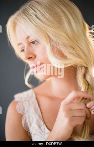 Porträt der jungen Frau, die Haare flechten Stockfoto