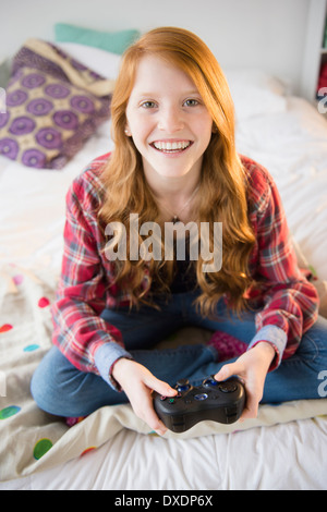 Porträt eines Mädchens (12-13) spielen von Videospielen Stockfoto