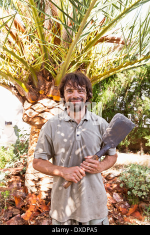 Porträt des Mannes halten Klinge zum Schälen von Palme, Mallorca, Spanien Stockfoto