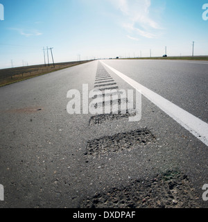 Nahaufnahme von Rumble Strip an der Seite des Trans-Canada Highway nach Osten, Alberta, Kanada Stockfoto