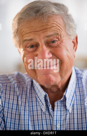 Porträt von älteren Mann mit Button-down Hemd Stockfoto
