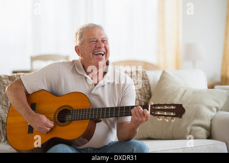 Senior woman Gitarre spielen Stockfoto