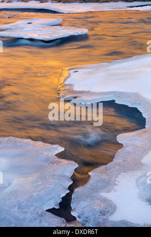 Smith Felsen reflektieren Gold auf dem Eis am Crooked River im Winter. Oregon. USA Stockfoto