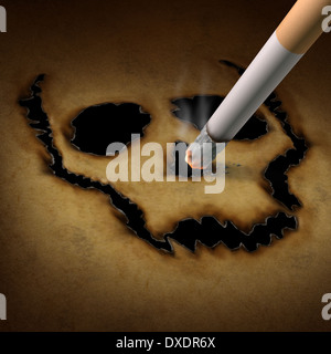 Rauchen Gefahr Konzept als eine Zigarette brennt ein menschlicher Schädel-Symbol aus Altpapier Grunge als Metapher für die giftigen Rauch Exposition verursacht Lungenkrebs und tödliche Gesundheitsrisiken. Stockfoto