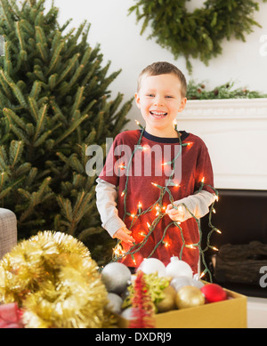 Porträt eines jungen (6-7) mit Weihnachtsbeleuchtung Stockfoto