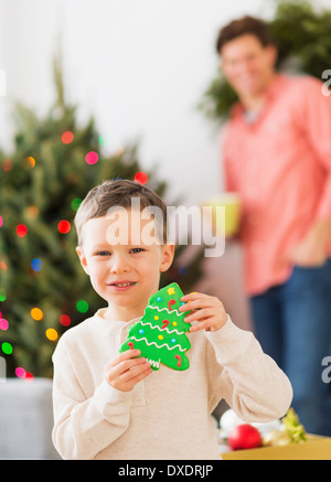 Junge (6-7) Holding Lebkuchen Stockfoto