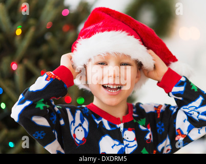 Junge (6-7) tragen Weihnachtsmütze Stockfoto