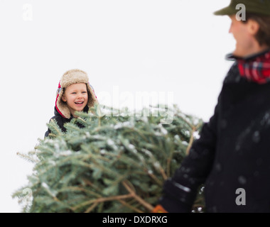 Vater und Sohn (6-7) mit Weihnachtsbaum Stockfoto