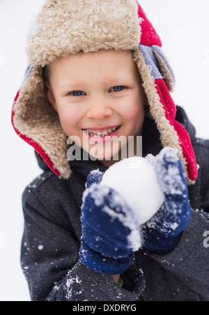 Jungen (6-7), spielt mit Schneeball Stockfoto