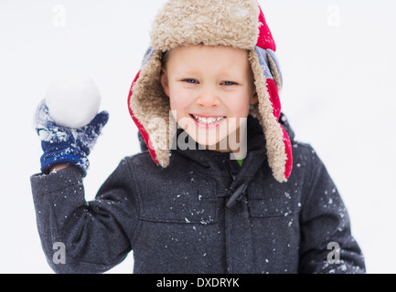 Jungen (6-7), spielt mit Schneeball Stockfoto