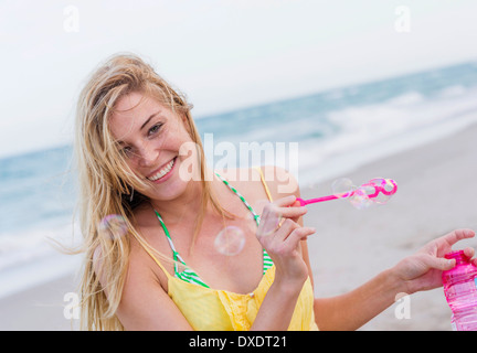 Junge Frau bläst Seifenblasen, Jupiter, Florida, USA Stockfoto