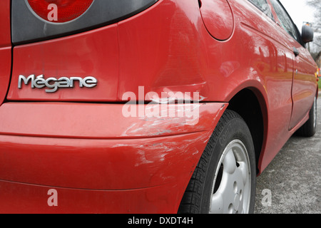 Rammschutz- und Karosserieschäden bei Renault Megane Coupe, zerkratzte Lackierung am Fahrzeug Stockfoto